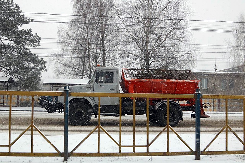 Последствия снегопада в Брянске ликвидируют 45 машин.