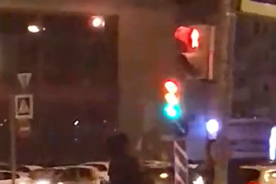 Светофор на Туристкой в Петербурге устроил "дискотеку аварию"