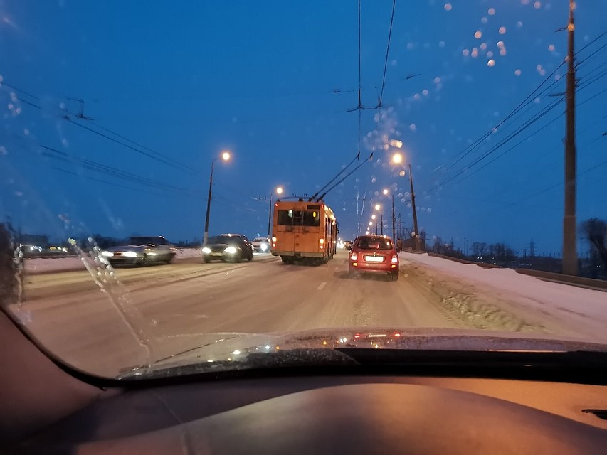 На Южном мосту сломался троллейбус Фото: vk.com/"Подслушано у водителей"/Александр Кривенко