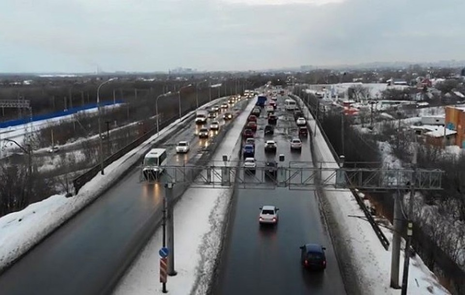 Мост, где почти не осталось свободного места от ям, требует срочного ремонта / Фото: Дмитрий Азаров