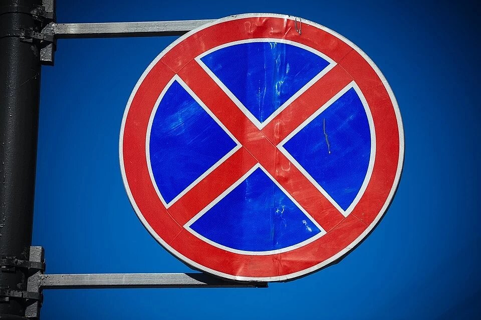 Знаки "Остановка запрещена" будут оснащены табличками "Работает эвакуатор"