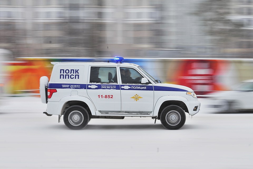 Сотрудники полиции устанавливают возможных очевидцев инцидента