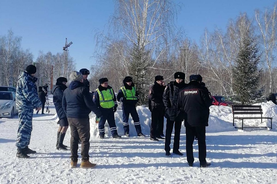 У центра в Ужевке дежурит полиция.