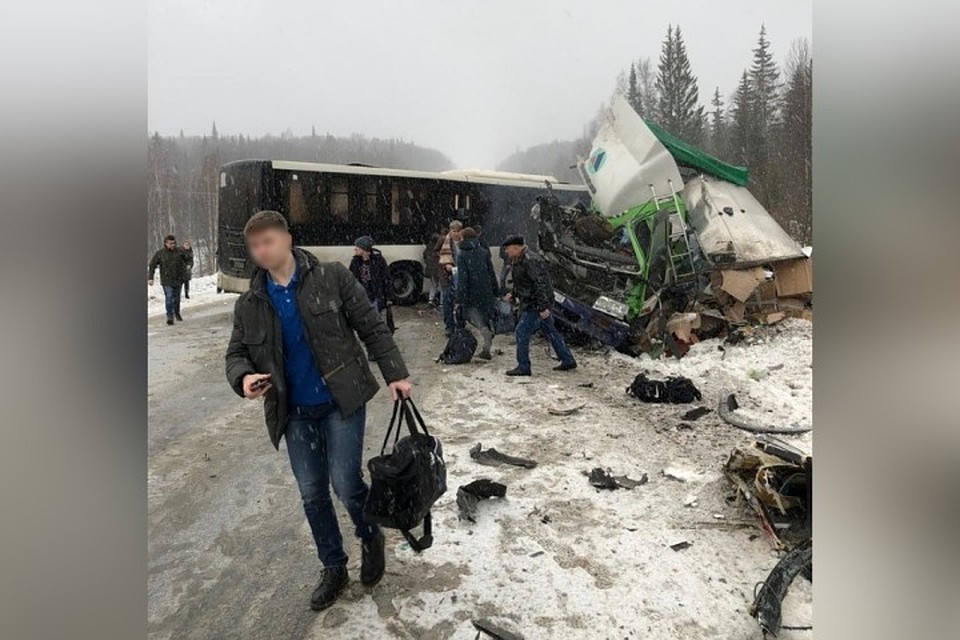 Водитель грузовика и пассажир автобуса погибли в ДТП в Кузбассе. ФОТО: vk.com, "Zello.АвтоКанал: Анжеро - Судженск(дороги)"