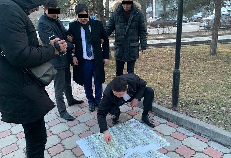 Чиновника задержали с поличным.