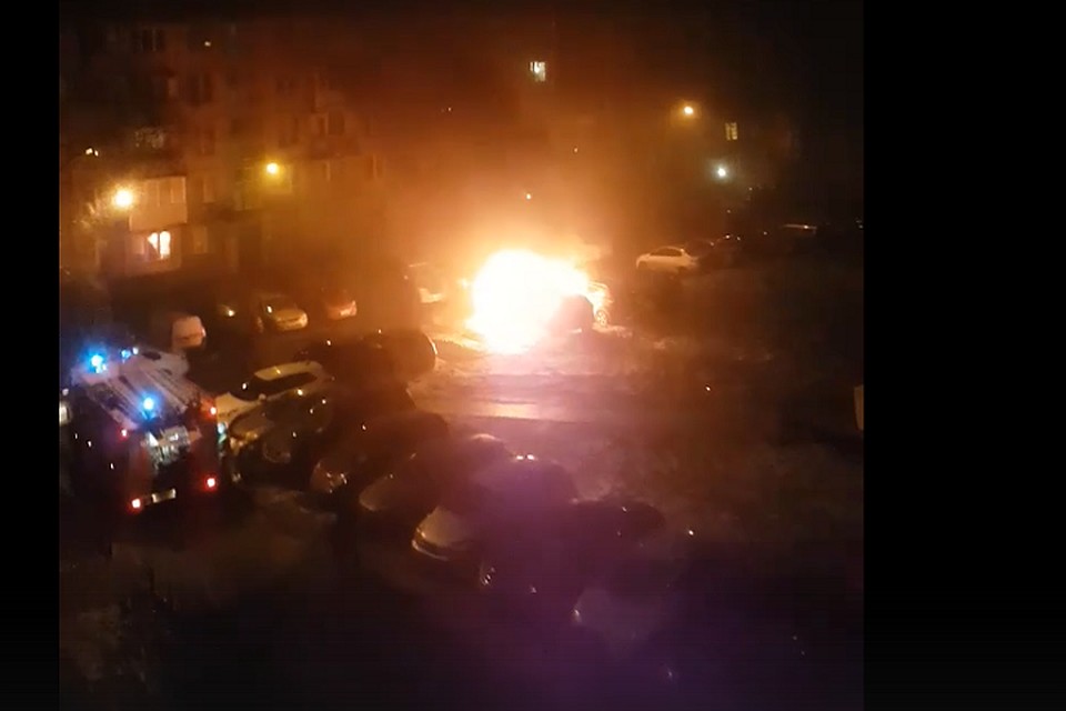 В Невском районе ночью сгорели три иномарки. Фото: vk.com/spb_today
