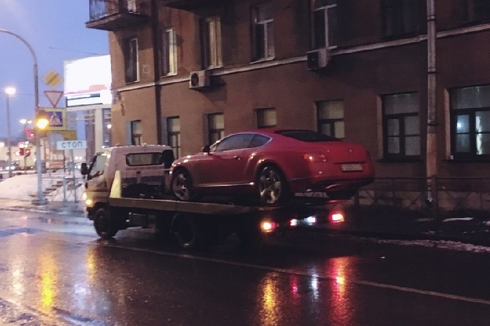 В Центре Петербурга задержали молодого москвича на "Бентли". Фото: vk.com/dorinspb