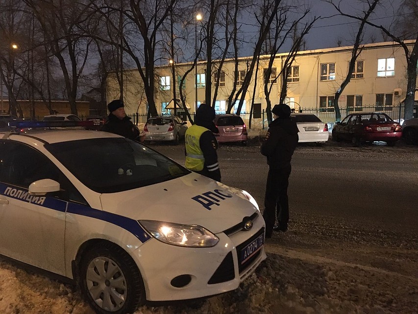 Тюменские автоинспекторы ловят нарушителей у детских садов. Фото - ГИБДД по Тюменской области.