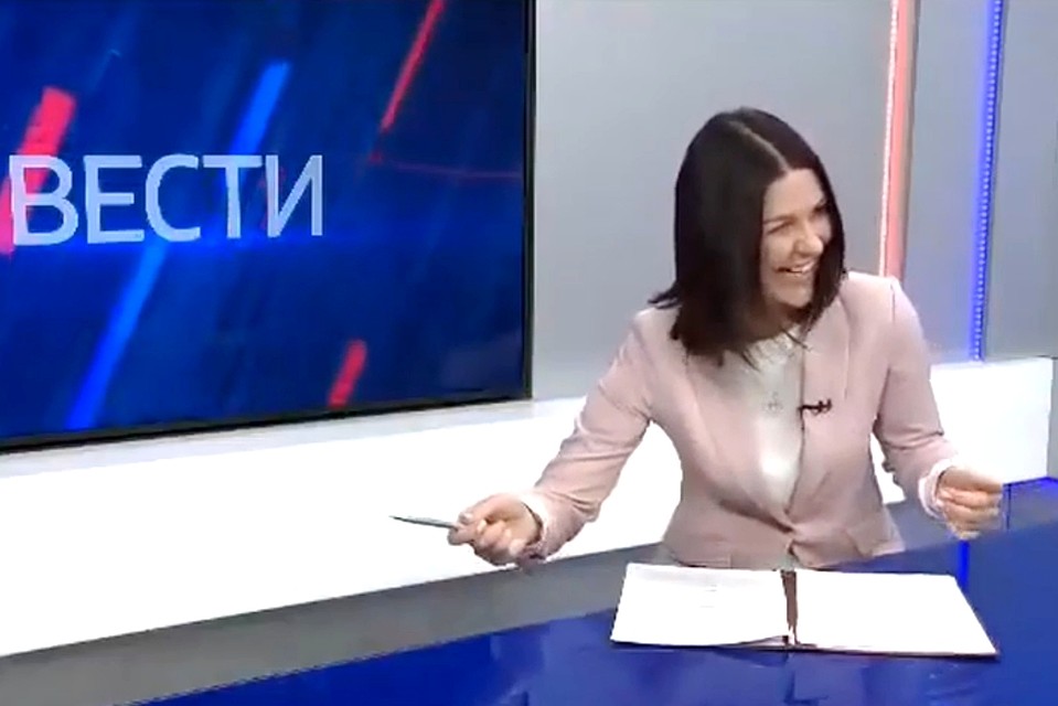 Кадр из неудачного дубля, где журналист смеется после новости о повышении льгот