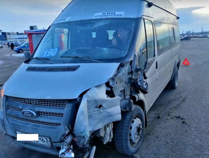 Серьезные повреждения в аварии получил микроавтобус Ford