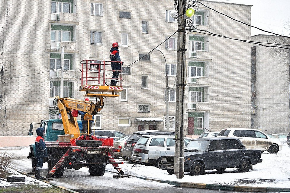 В администрации города уточнили, что в первую очередь выполняются заявки по восстановлению освещения на проспектах и дорогах Ярославля.