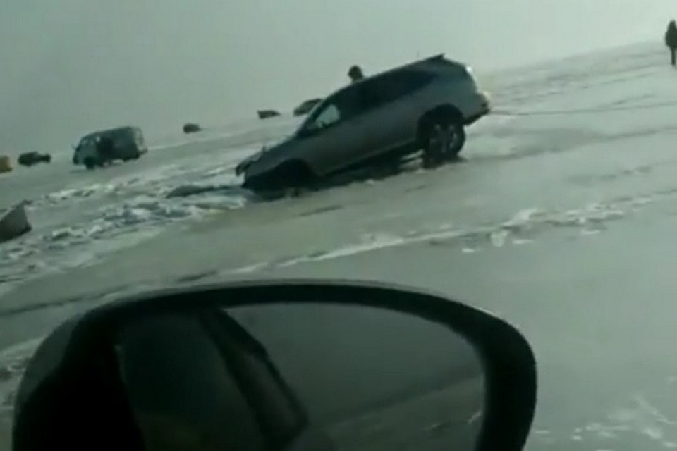 Кроссовер провалился под лед передней частью в районе Тавричанки. Фото: rybalka_i_okhota_dv