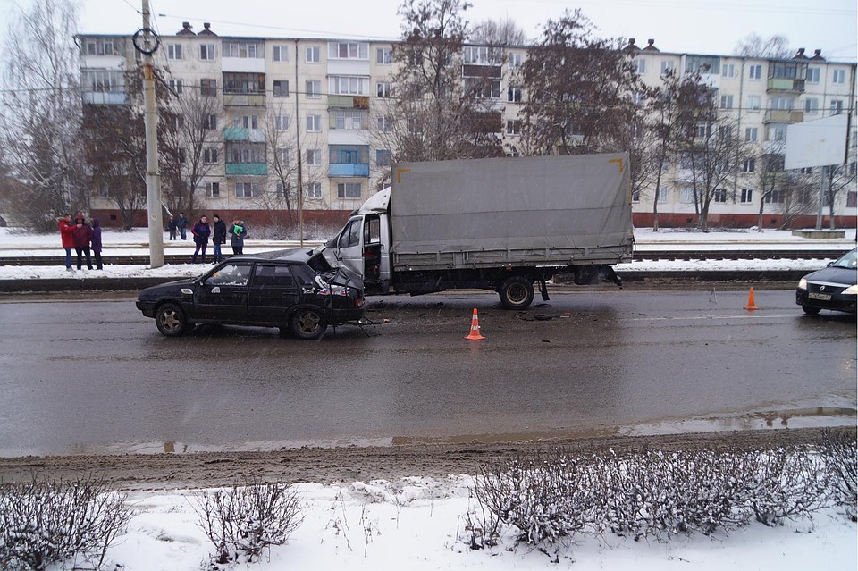 В Орле водитель легковушки попал в больницу после столкновения с «Газелью». Фото Госавтоинспекции