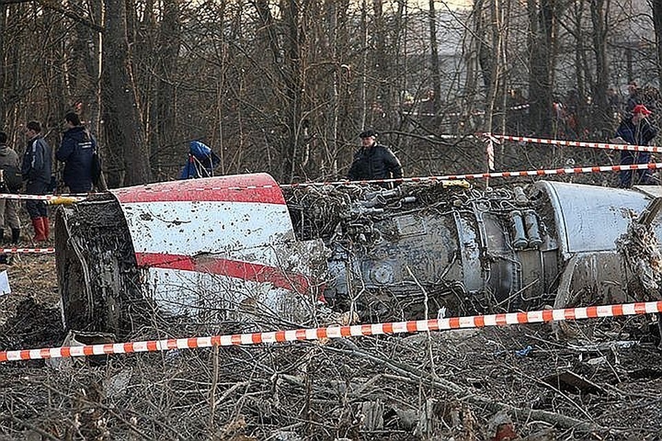 В 2010 году самолёт президента Польши Леха Качиньского, летевший на траурные мероприятия в Катыни, разбился при посадке в аэропорту "Смоленск-Северный"