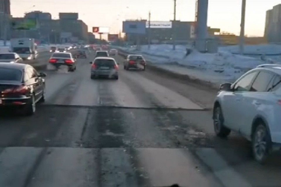 Водители возмутились вырезанному асфальту на мосту. Фото: стоп-кадр