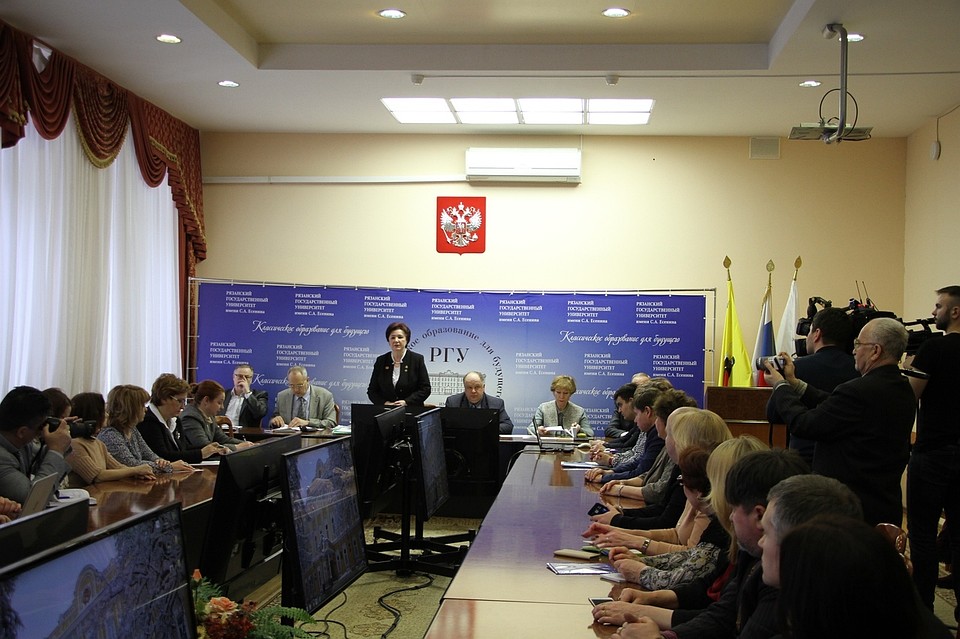 Фото с открытия Аналитического центра.