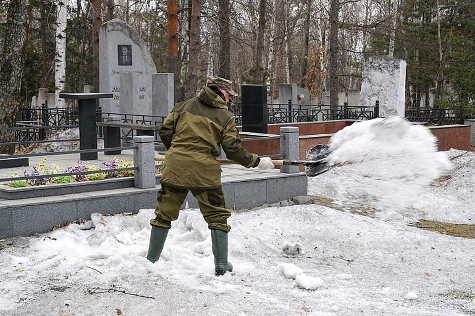 На центральном кладбище ежегодно хоронят по две с половиной тысячи человек - это т.н. родственные захоронения