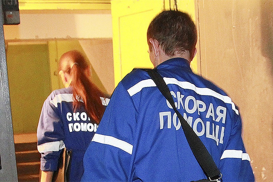 Женщина работает медсестрой, ее муж - сторожем в больнице