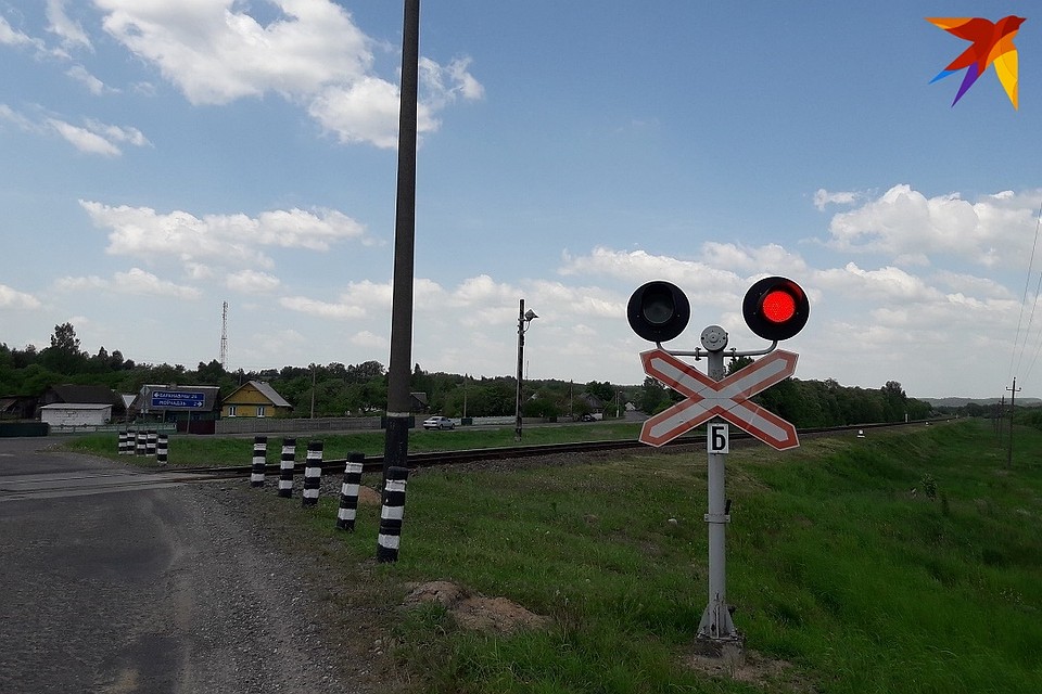 Женщина попыталась перейти по настилу перед движущимся поездом. Фотоиллюстрация.