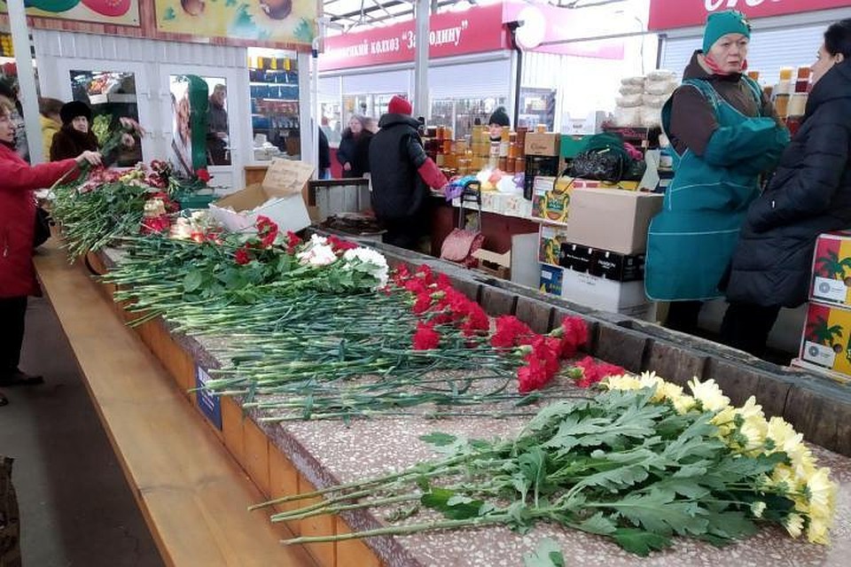 Торговое место Вадима Янголенко и Дарьи Ефимовой на следующий день после трагедии.