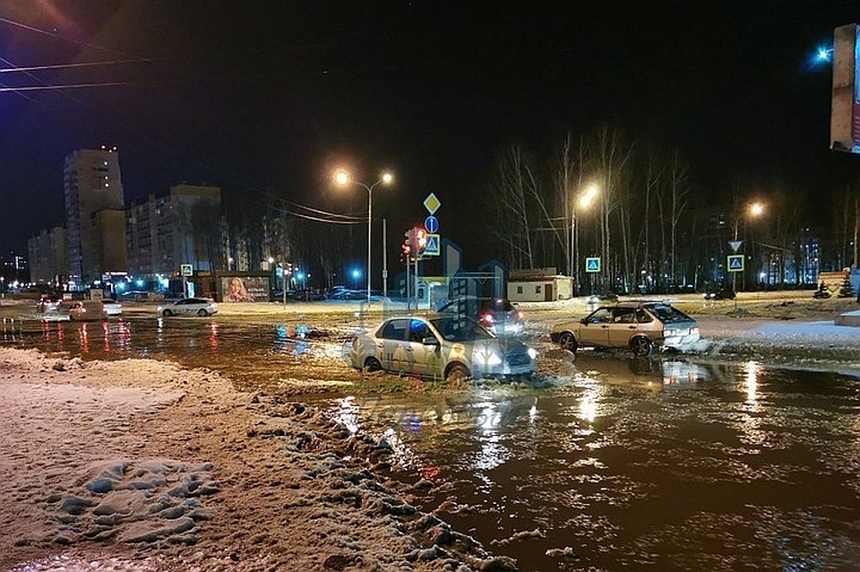 Вода широкой рекой текла по улице Скульптора Головницкого. Фото: группа "Парковый Челябинск" vk.com