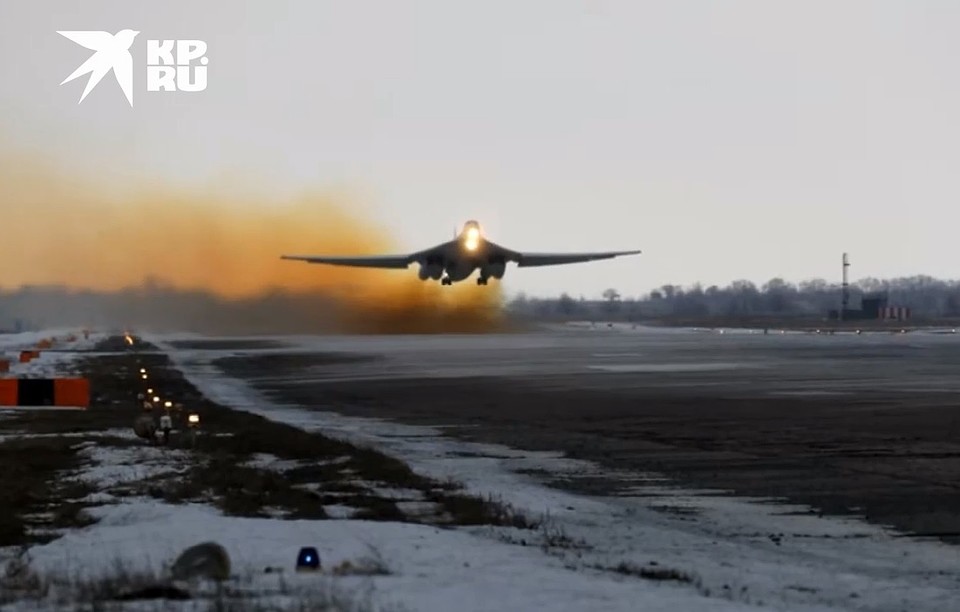 Ракетоносец ТУ-160 на взлете