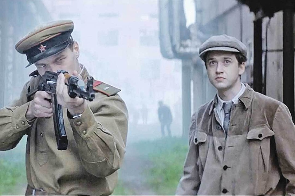 Калашников (Юрий Борисов - слева, в кадре с Эльдаром Калимулиным) испытывает свое детище. Фото: Кадр из фильма.
