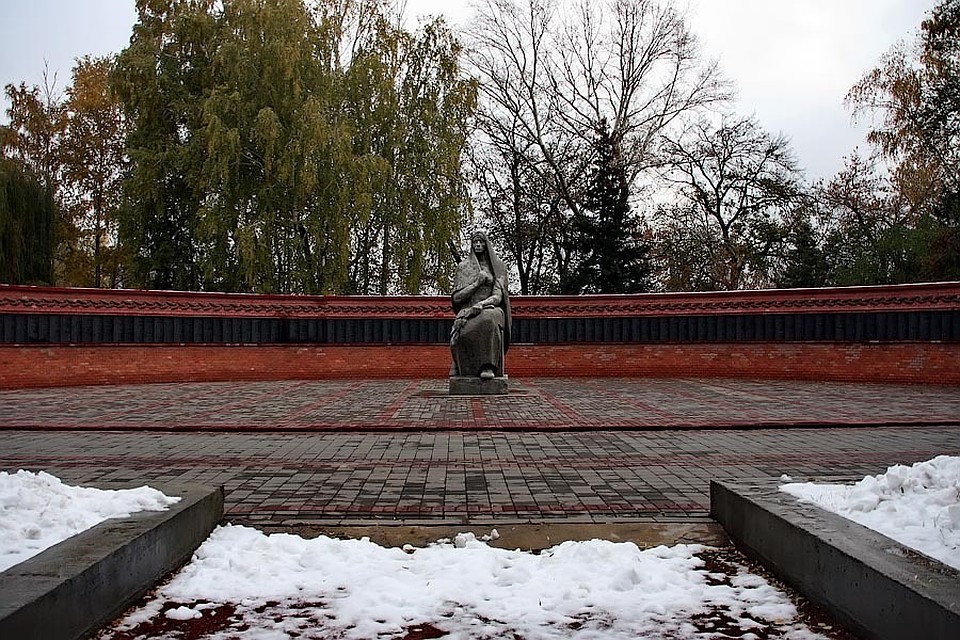 Около пяти тысяч бойцов покоится на Воздвиженском кладбище