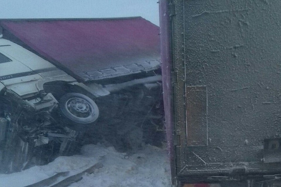 Фуру забросало по дороге из-за гололеда и повалило на бок шквалистым ветром