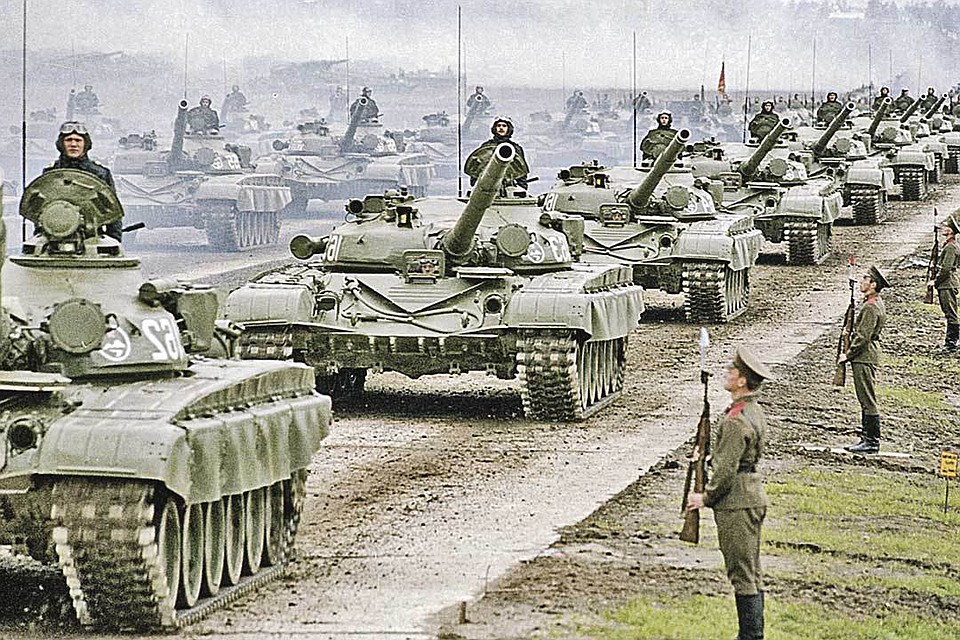 В сентябре 1981 года проводились самые крупные учения во времена СССР «Запад-81» (100 тысяч участников). На фото - полевой смотр войск. А в недавних учениях «Восток-2018» участвовали 300 тысяч военнослужащих.В сентябре 1981 года проводились самые крупные учения во времена СССР «Запад-81» (100 тысяч участников).