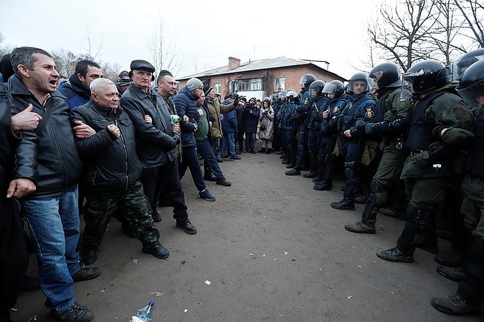 В поселке Новые Санжары протестующие побили окна автобуса с эвакуированными из Китая людьми