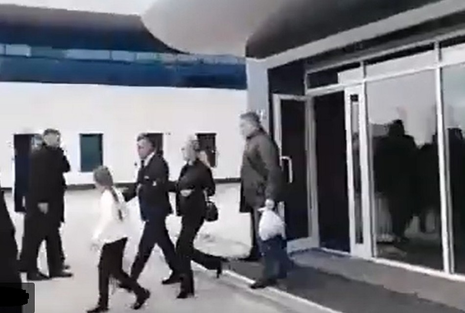 Семья Красносельских выходит из VIP-зала Кишиневского аэропорта. Фото: скриншот видео