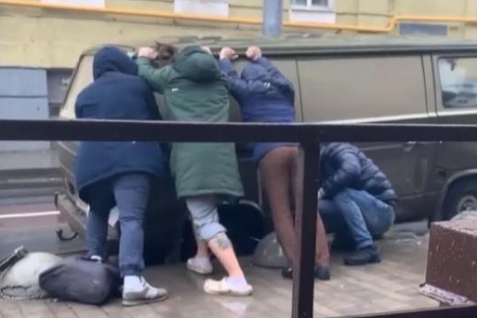 Колесо угодило в открытую ливневку. Фото: соцсети