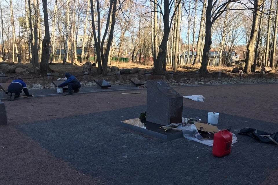 В Приморске очистили от краски вандалов мемориал жителям Койвисто, павших в войне. Фото: vbglenobl.ru