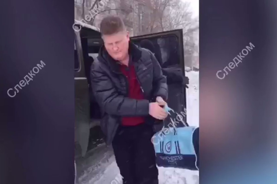Задержание. Фото: скрин из видео Следкома по АК