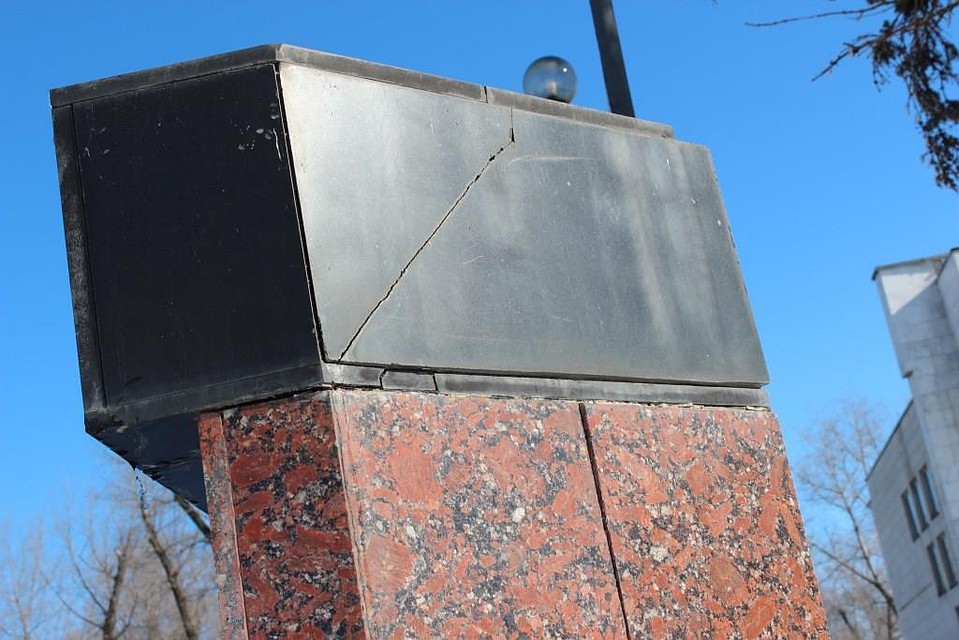 Трещина на одной из братских могил.