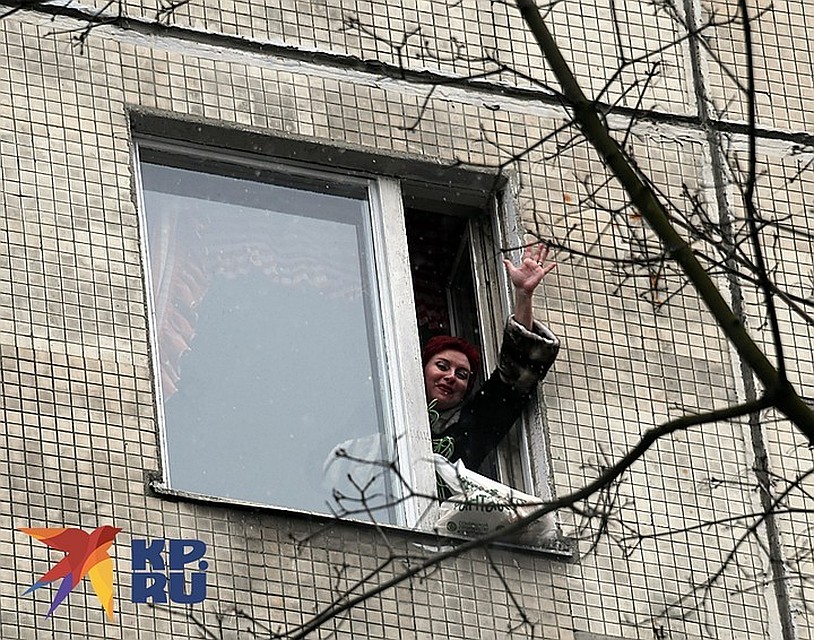 «КП», соблюдая все строжайшие правила Роспотребнадзора, передала продукты Дарье. Пакет пришлось затаскивать по веревке на 7 этаж.