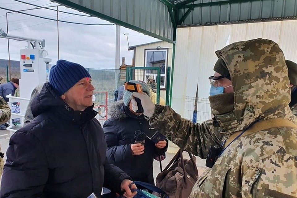Вот так встречали сегодня дончан на украинских пунктах пропуска. Фото: Пресс-центр штаба ООС