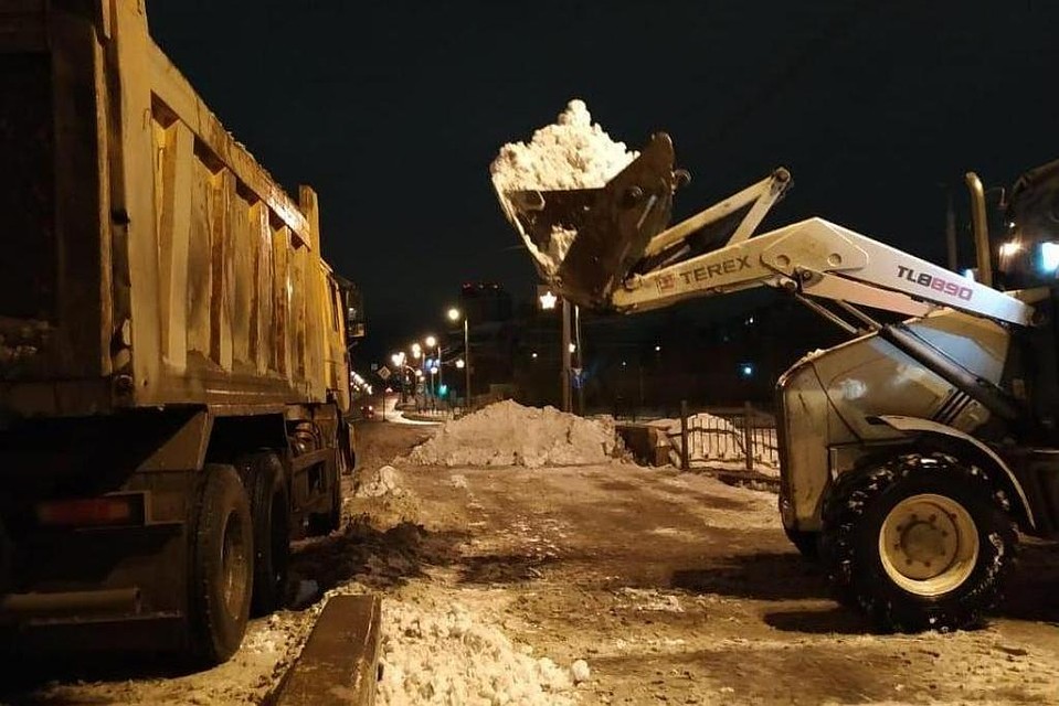 Всю ночь в Челябинске подрядчики боролись с выпавшим снегом. Но пока не победили. Фото: пресс-служба администрации города.