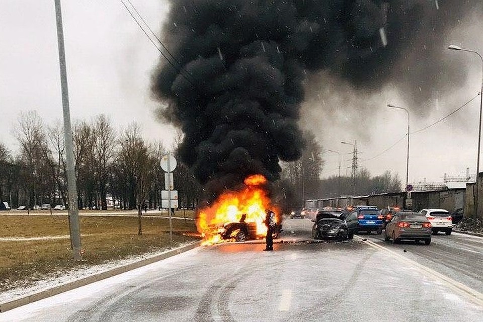 На Белевском проспекте после ДТП сгорела "Волга". Фото: vk.com/spb_today