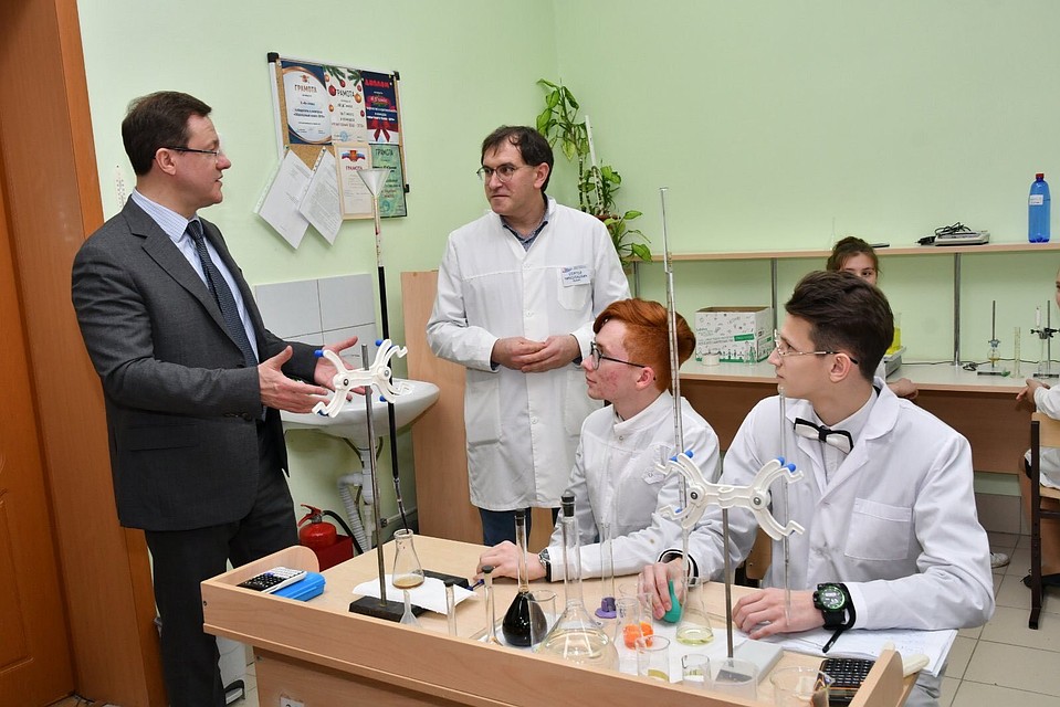 Ребята и учителя провели губернатору экскурсию по центру. Фото: Правительство СО