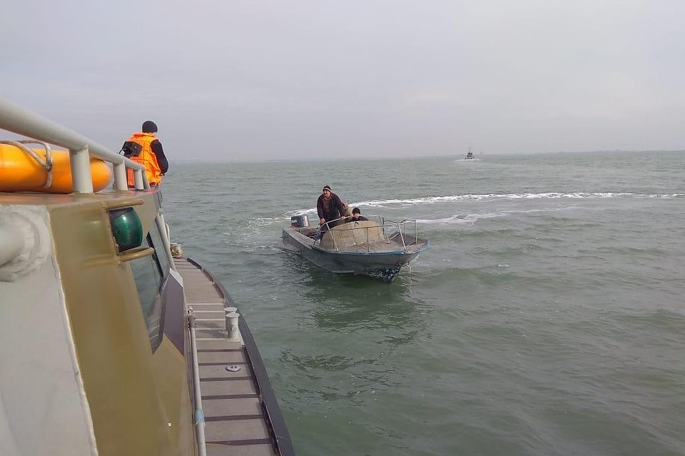 Задержанные близ Крыма украинские моряки прибыли в Бердянск.Фото: Госпогранслужба Украины