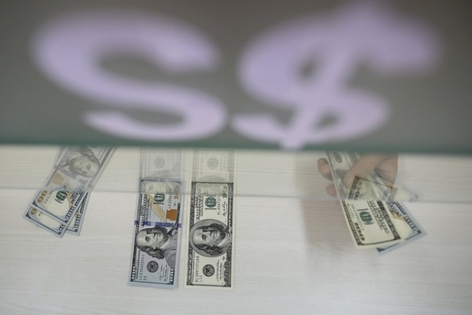 Курс доллара к рублю на международном рынке Forex в понедельник достигал отметки в 73,47 рубля