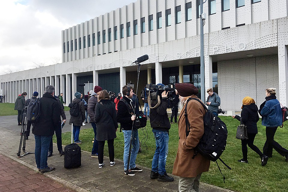 У Дома Правосудия аншлаг