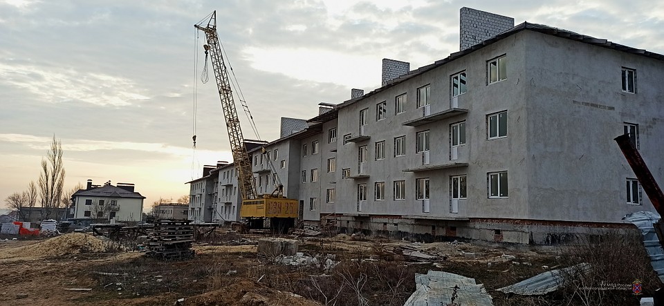 Строительство дома близится к завершению.