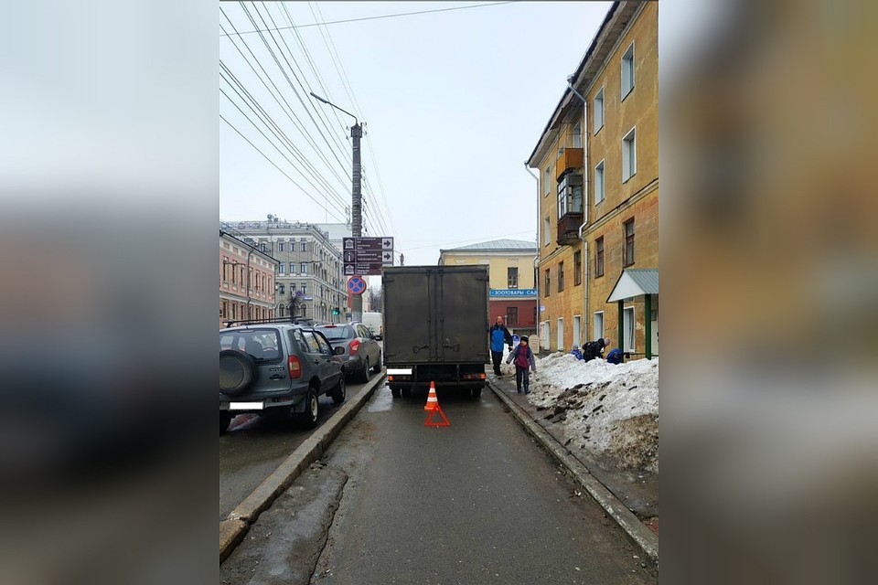 Водитель двигался задним ходом по тротуару. Фото: vk.com/gibdd43