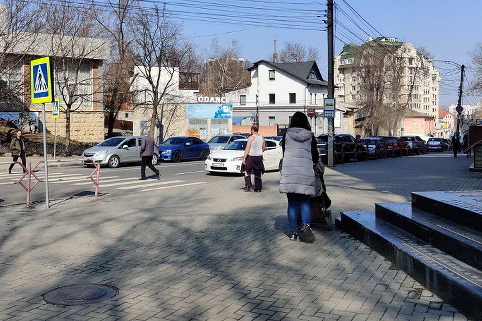 То время года, когда один в майке, а остальные в пальто.