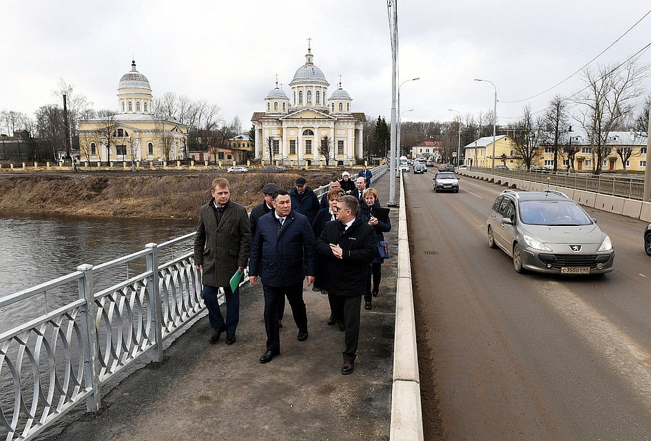 Игорь Руденя прошёлся по отремонтированному мосту в Торжке. Фото: ПТО