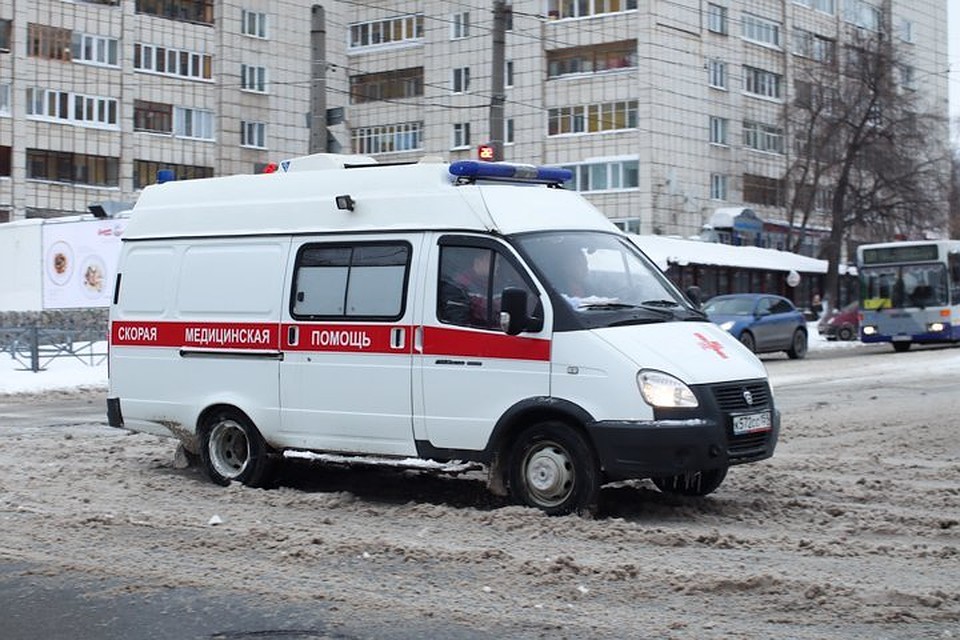 Пермяка перевозили с помощью изолирующих носилок.