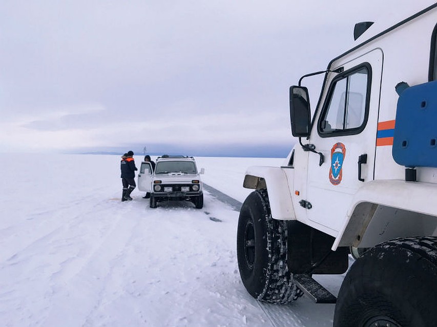 Трех человек эвакуировали спасатели из застрявшего на льду Байкала автомобиля. Фото: Байкальский поисково-спасательный отряд